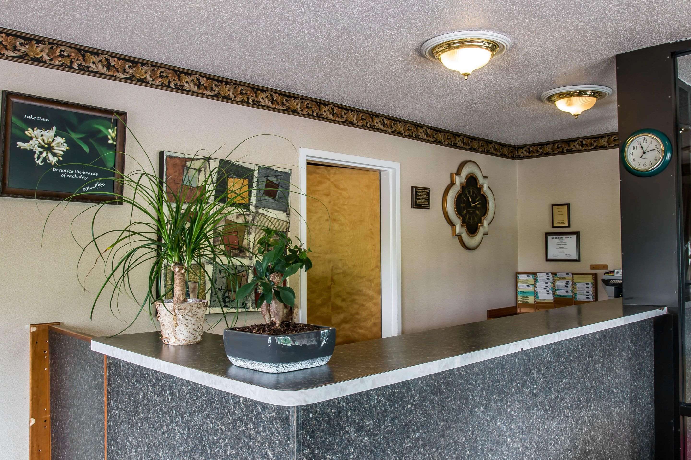 Front desk with friendly staff | Econo Lodge Paw Paw