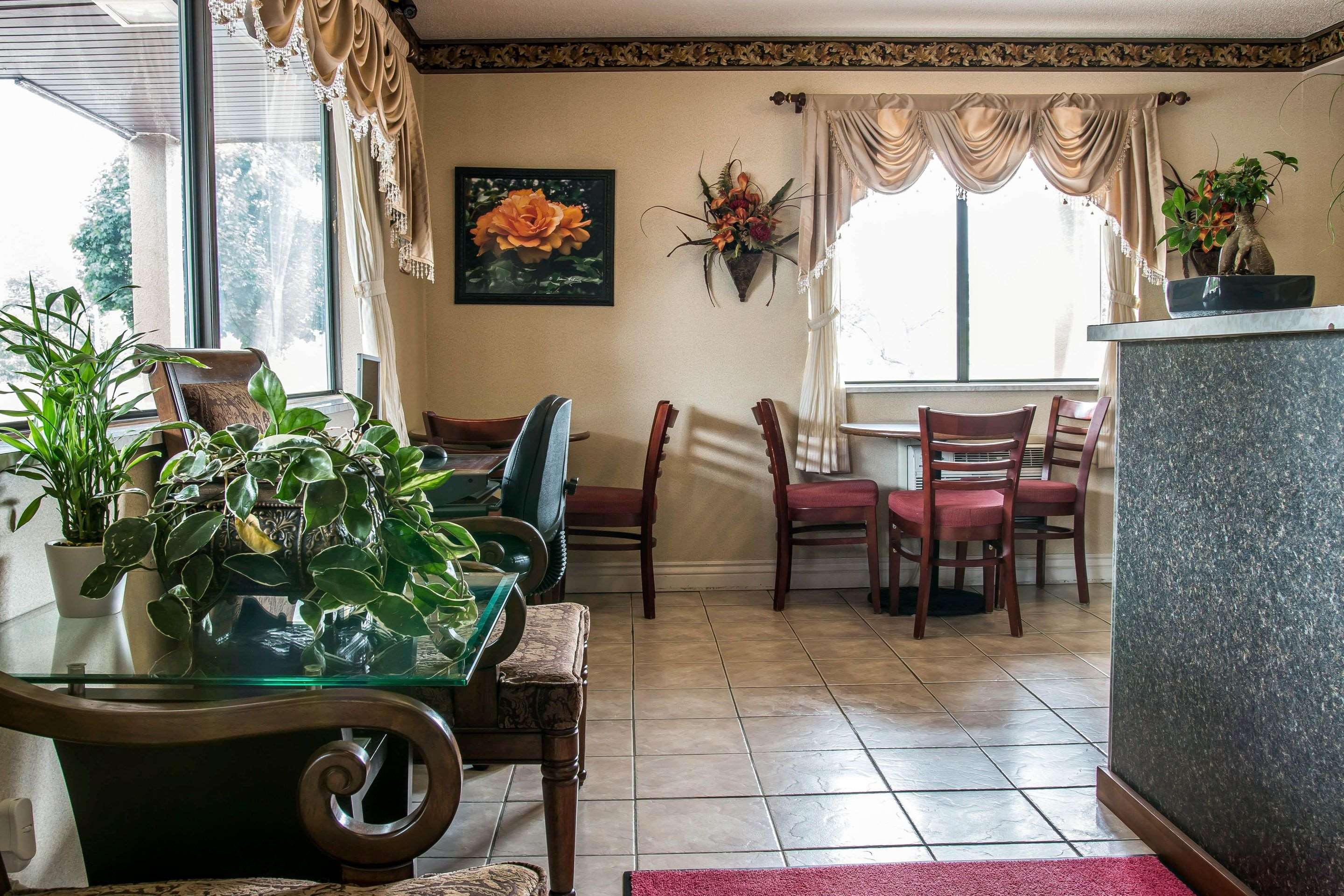 Hotel lobby | Econo Lodge Paw Paw