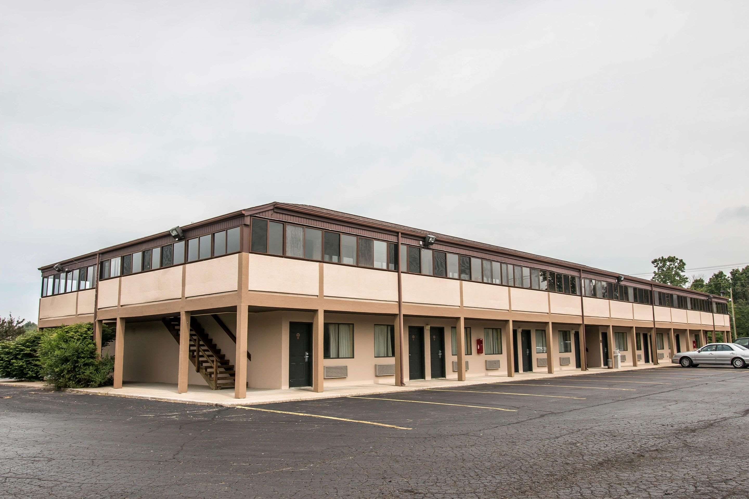 Side view of hotel | Econo Lodge Paw Paw