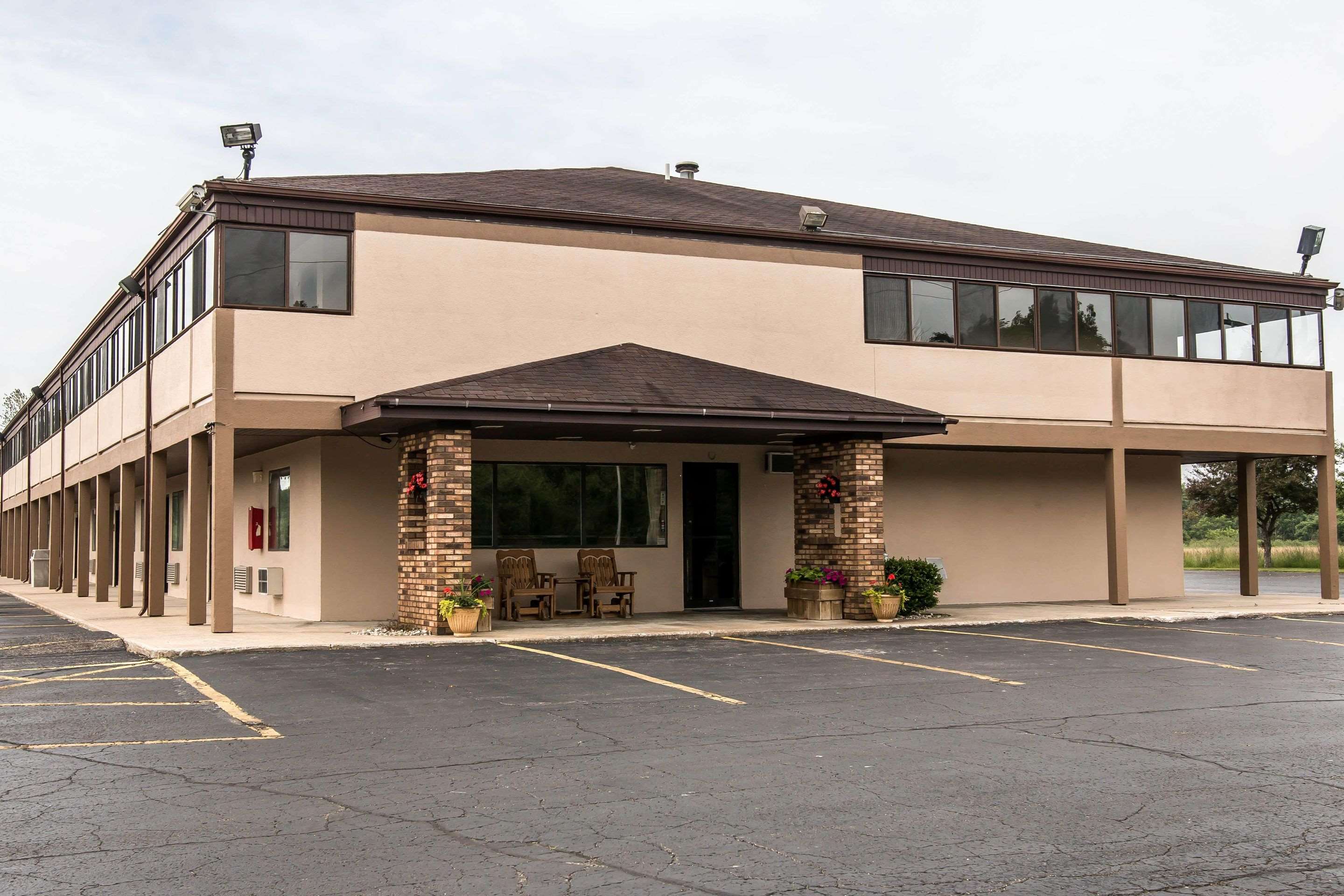 Hotel entrance | Econo Lodge Paw Paw