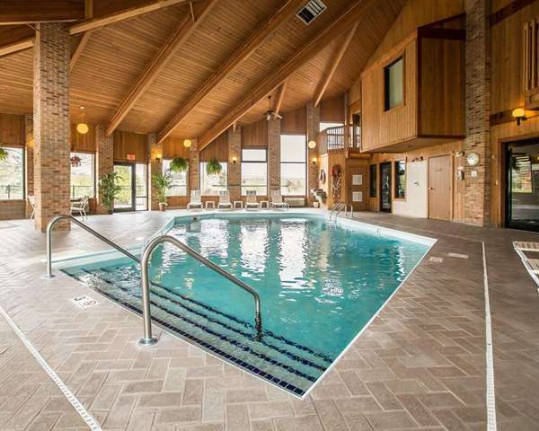 Pool - Quality Inn & Suites Dundee