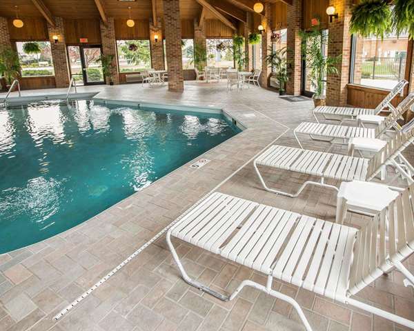Pool - Quality Inn & Suites Dundee