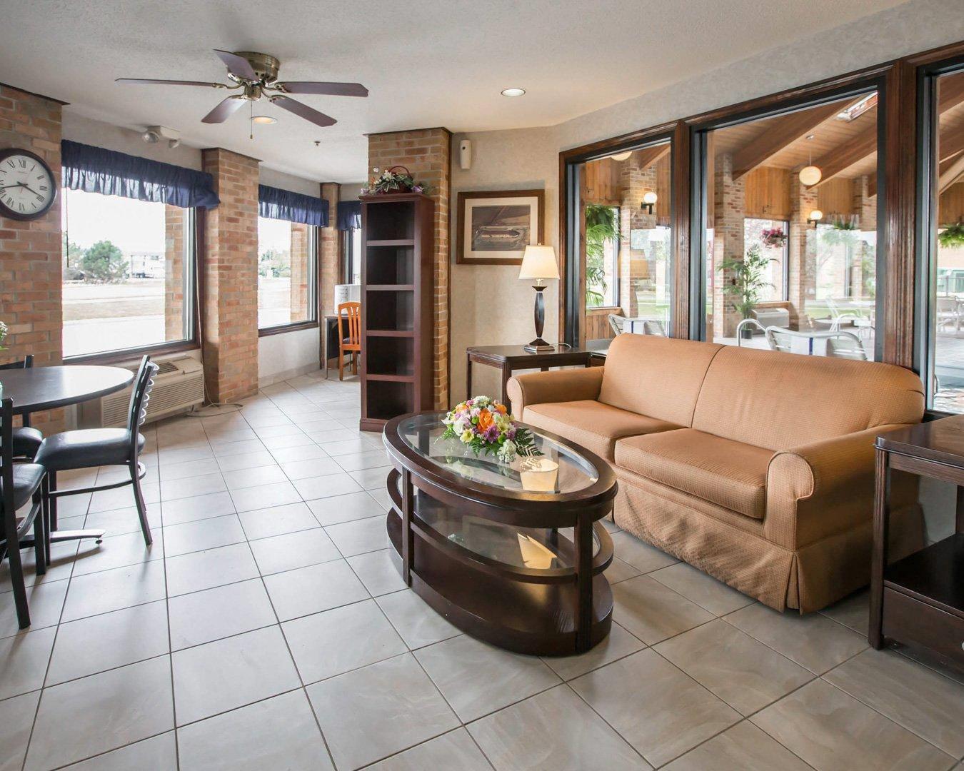 Spacious lobby | Quality Inn Dundee