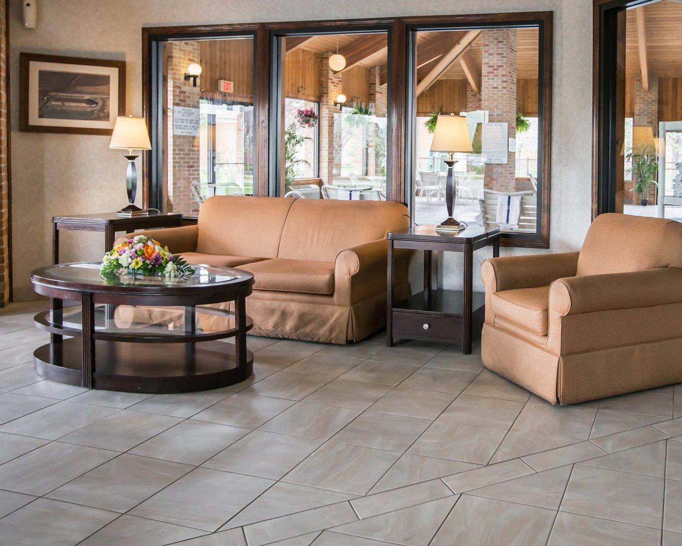Lobby with sitting area | Quality Inn Dundee
