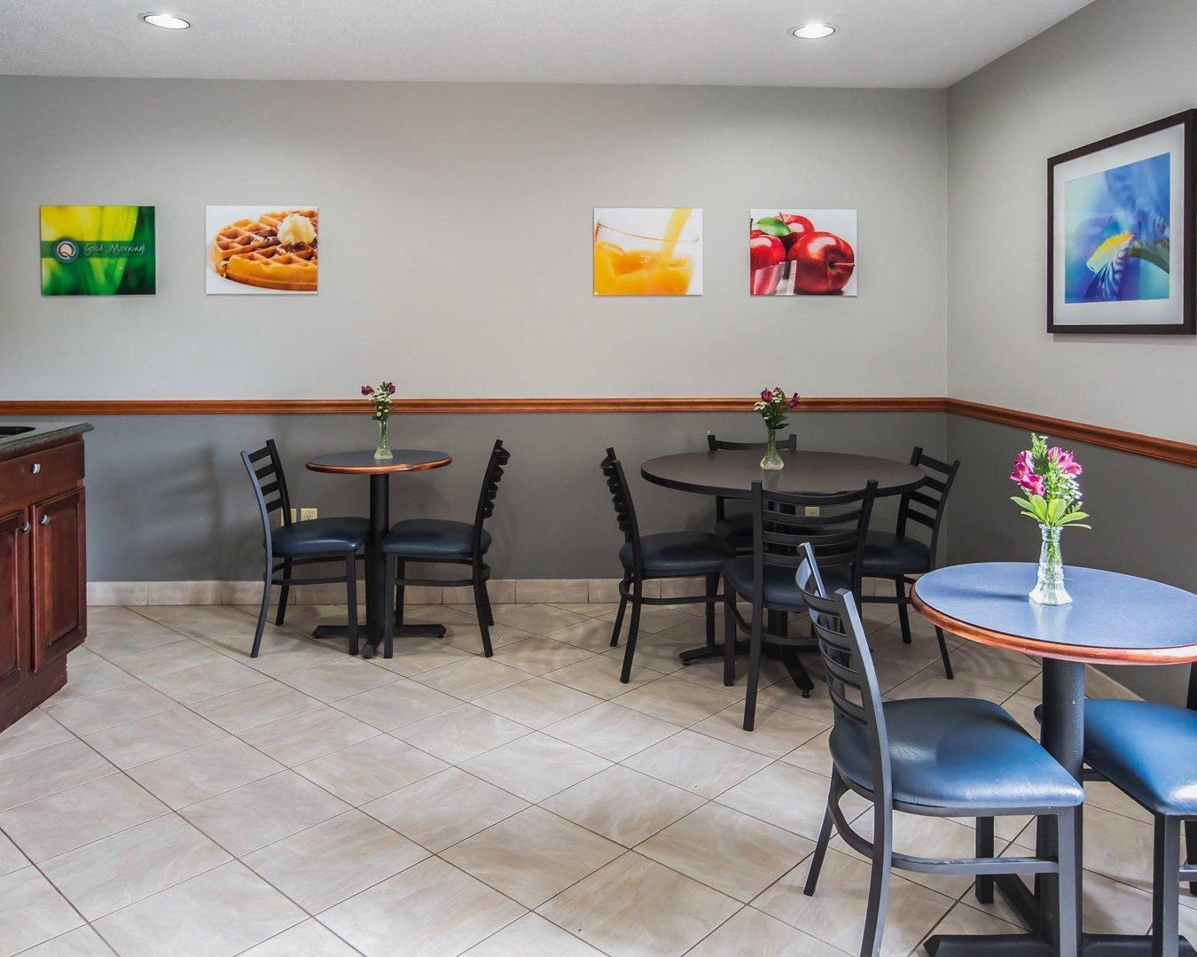 Breakfast sitting area | Quality Inn Dundee