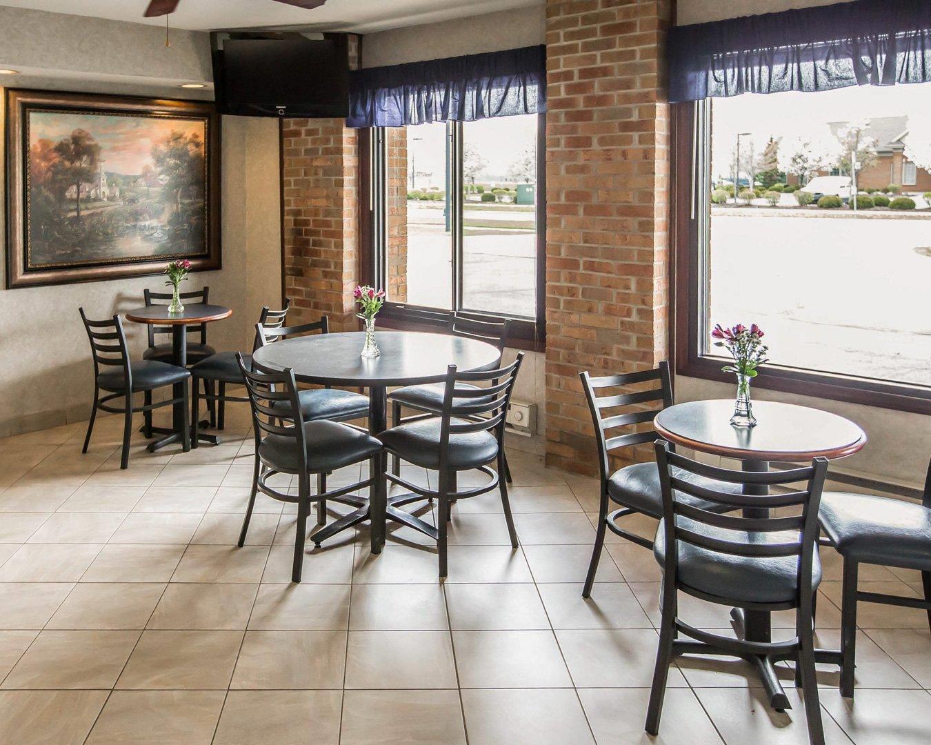 Breakfast room | Quality Inn Dundee