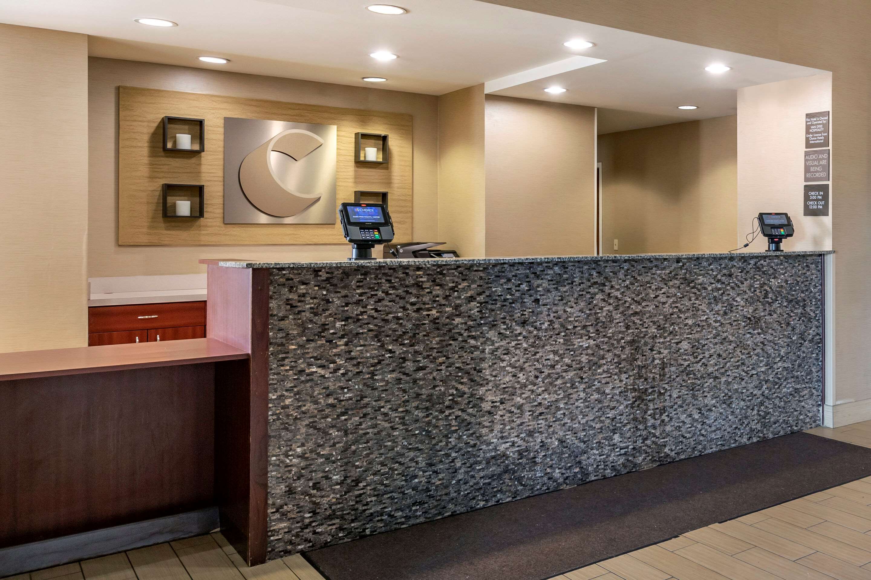 Front desk | Comfort Inn Warren