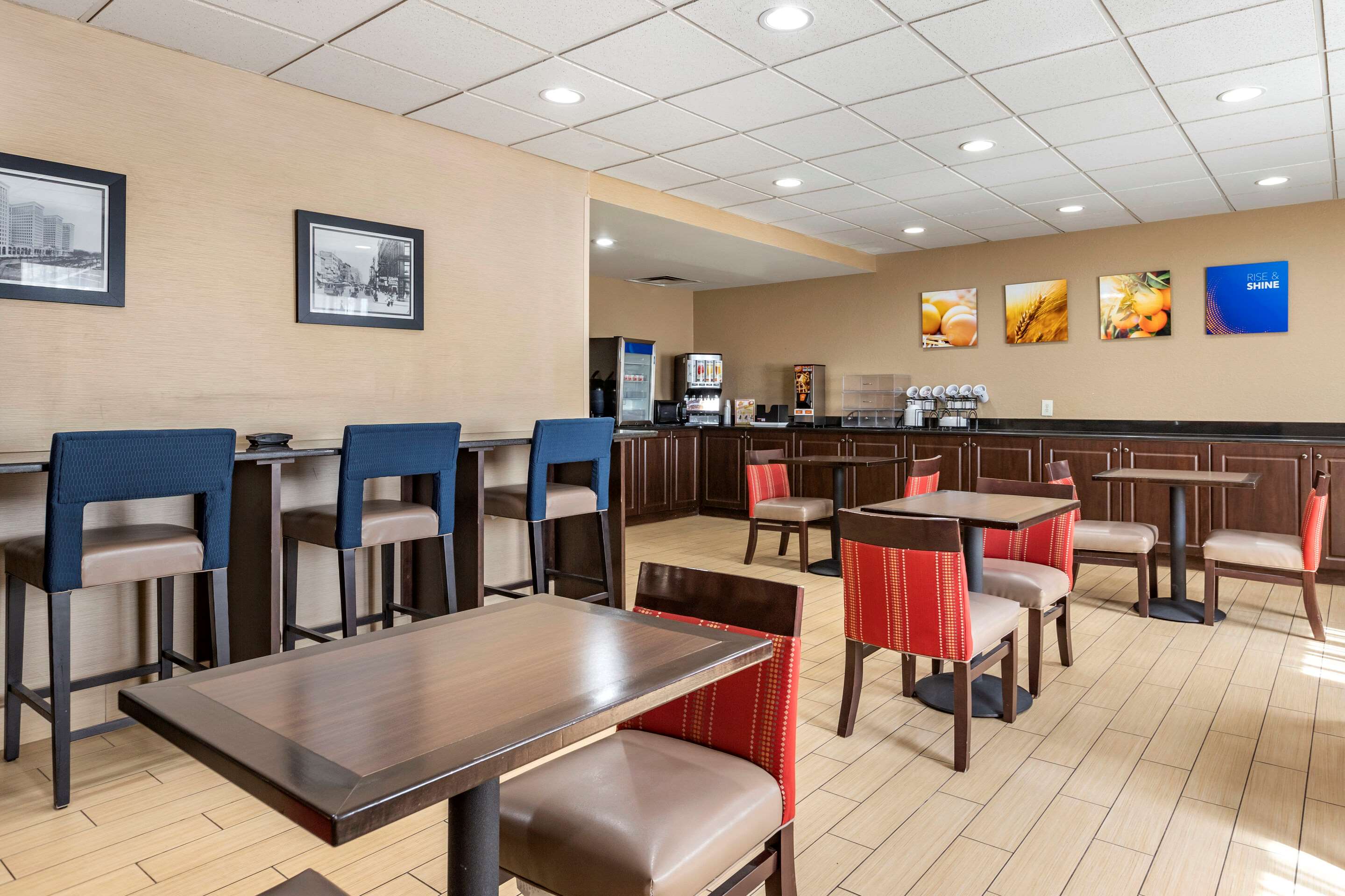 Breakfast area | Comfort Inn Warren