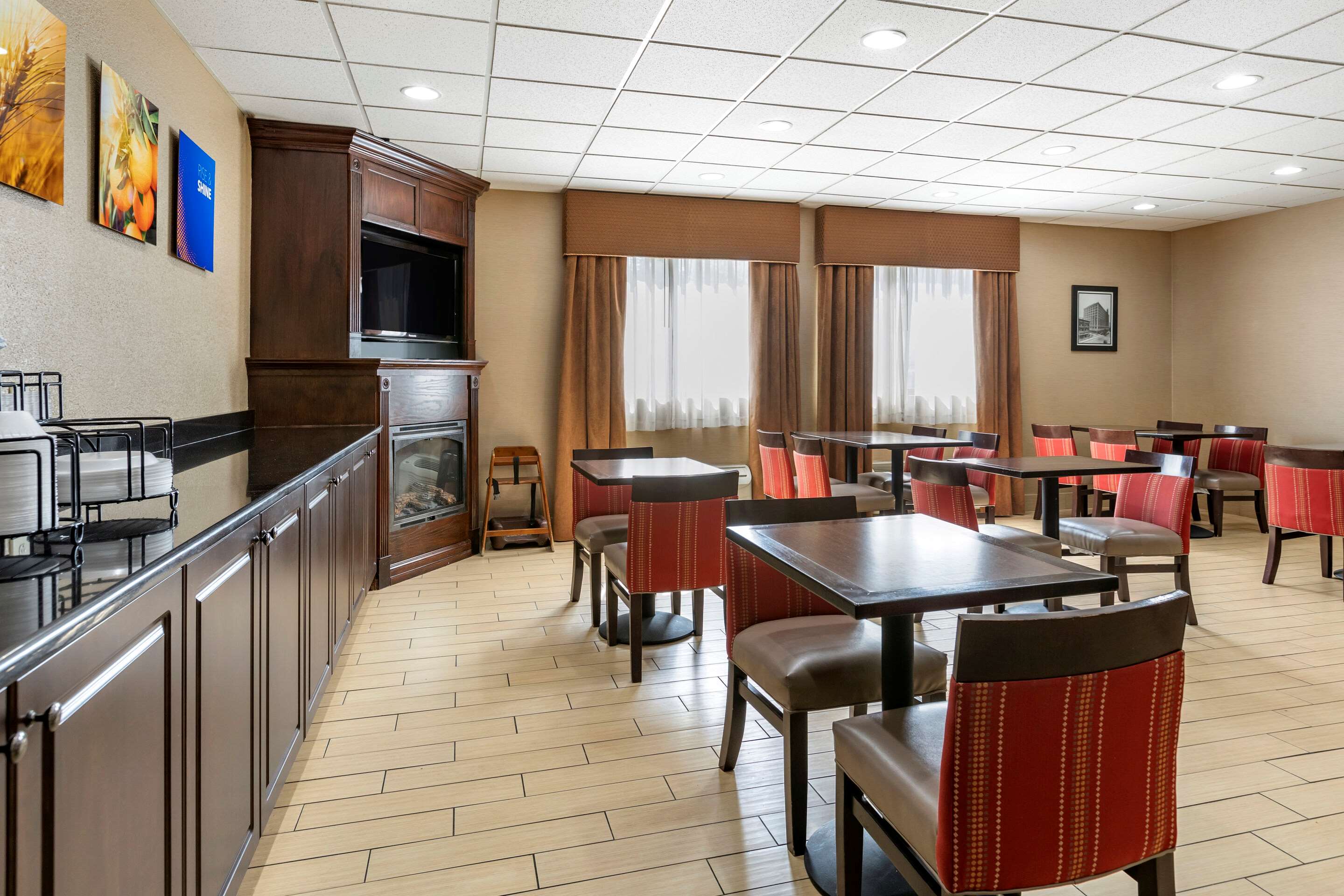 Breakfast area | Comfort Inn Warren