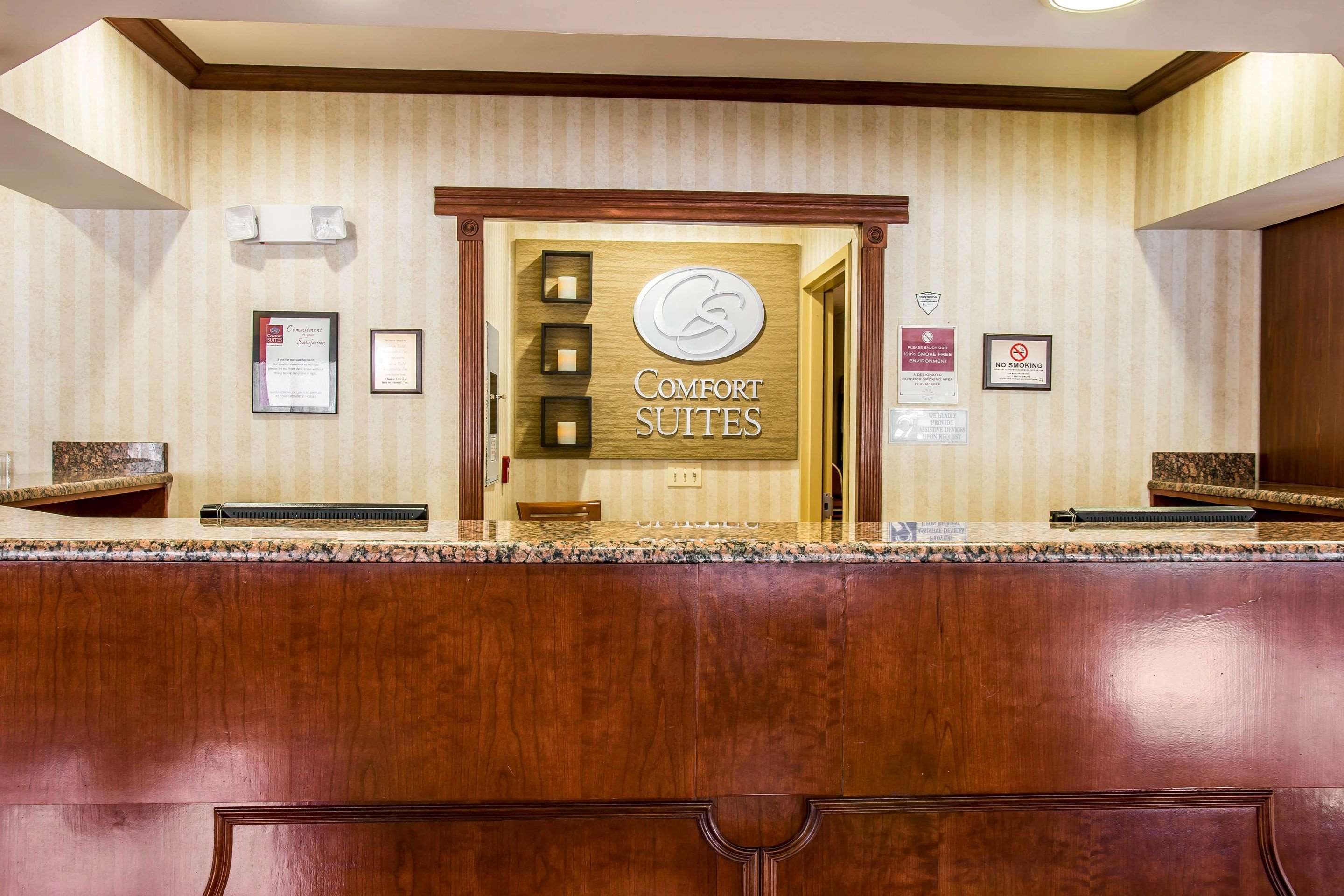 Front desk | Comfort Suites Canton
