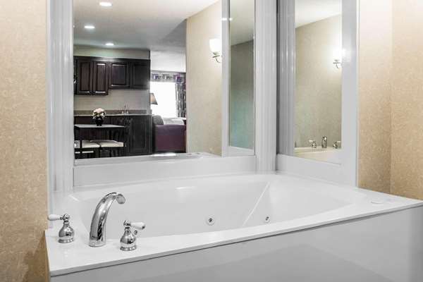 Suite - Comfort Suites Canton - I-275, Exit 25