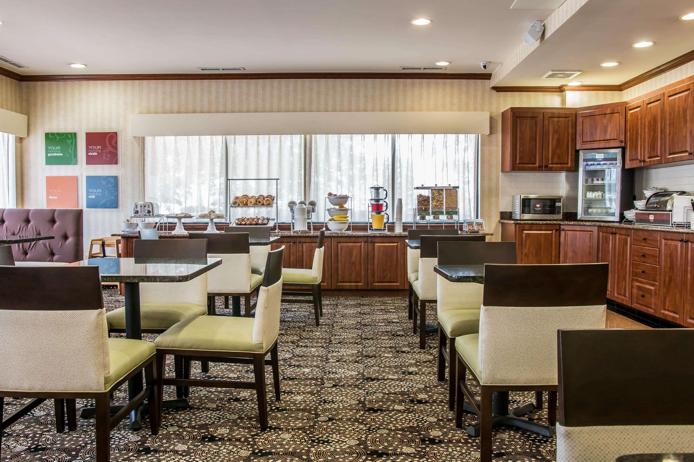 Breakfast area | Comfort Suites Canton
