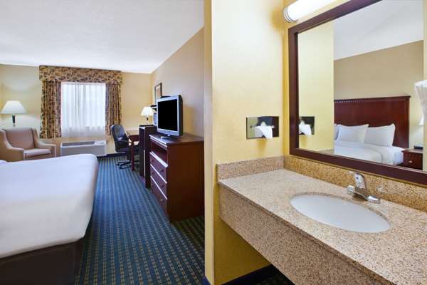  - Quality Inn Marshall