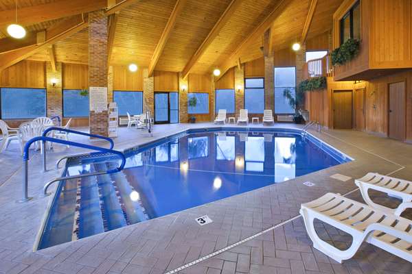 Pool - Quality Inn Marshall