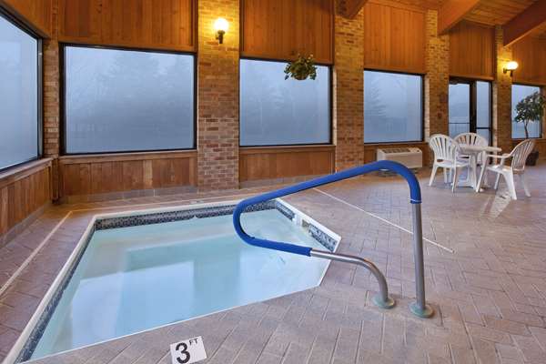 Pool - Quality Inn Marshall
