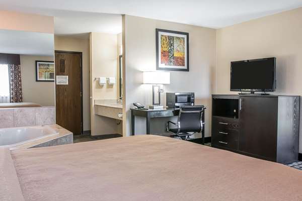 Suite - Quality Inn Byron Center Grand Rapids