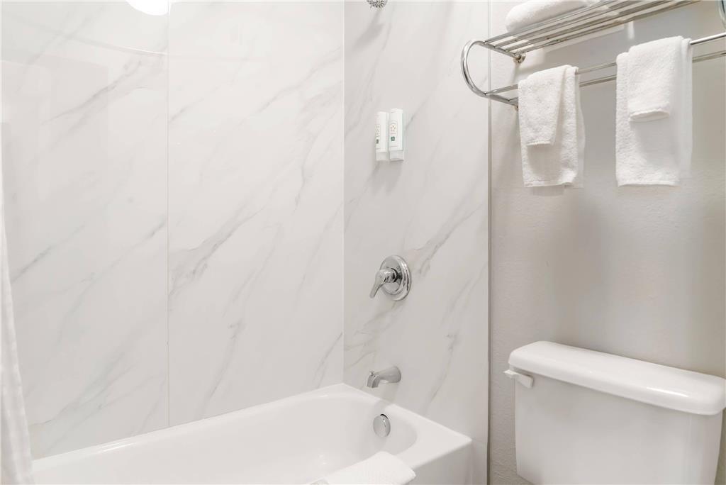 QUALITY INN GRAND RAPIDS SOUTH-BYRO-guestroom-Guest Room,Bathroom,On-Site.jpg