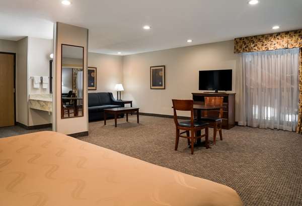 Suite - Quality Inn Grand Blanc - I-75, Exit 108