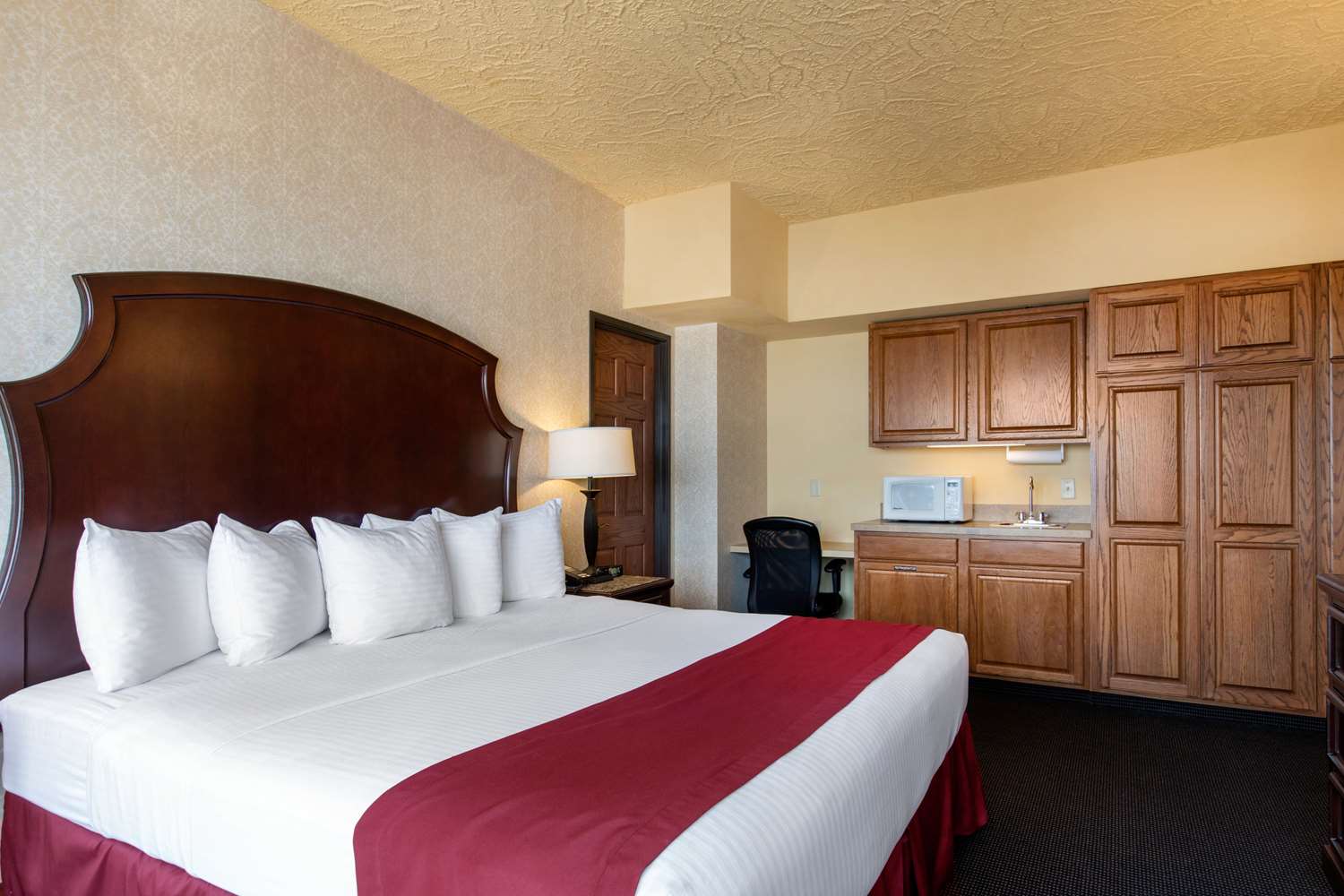 Shoreline Inn & Conference Center Muskegon, MI See Discounts