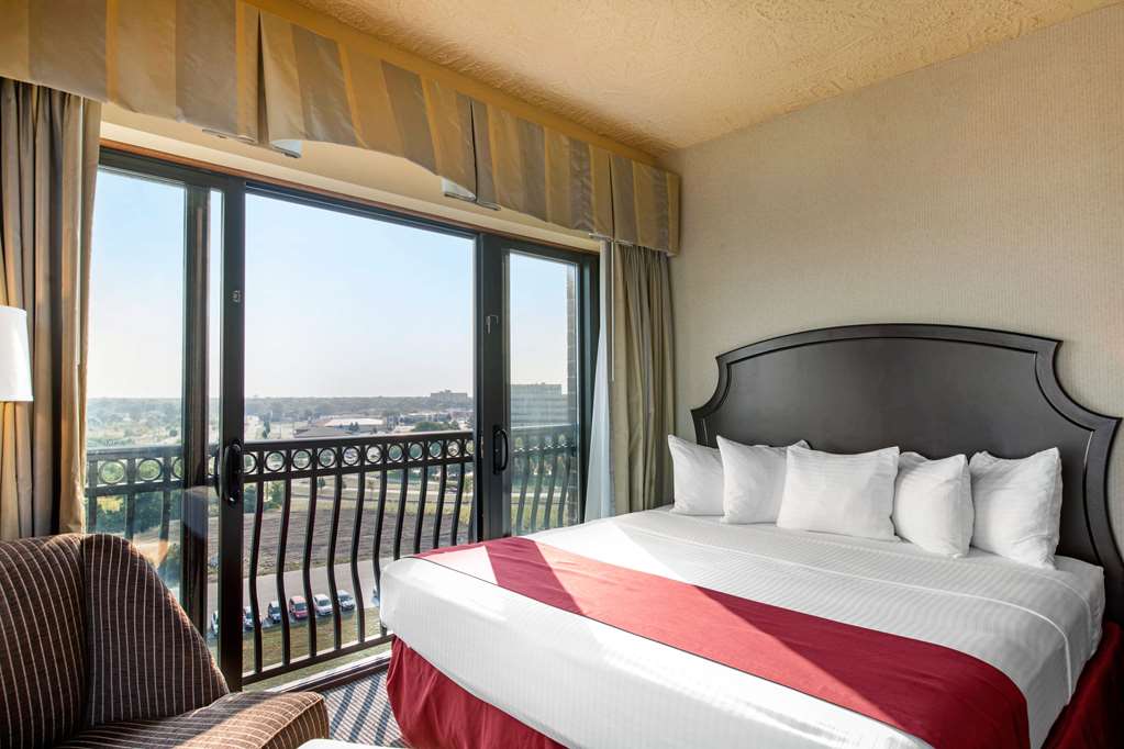 SHORELINE INN & CONFERENCE CENTER A-guestroom-Guest Room,Suite,On-Site.jpg