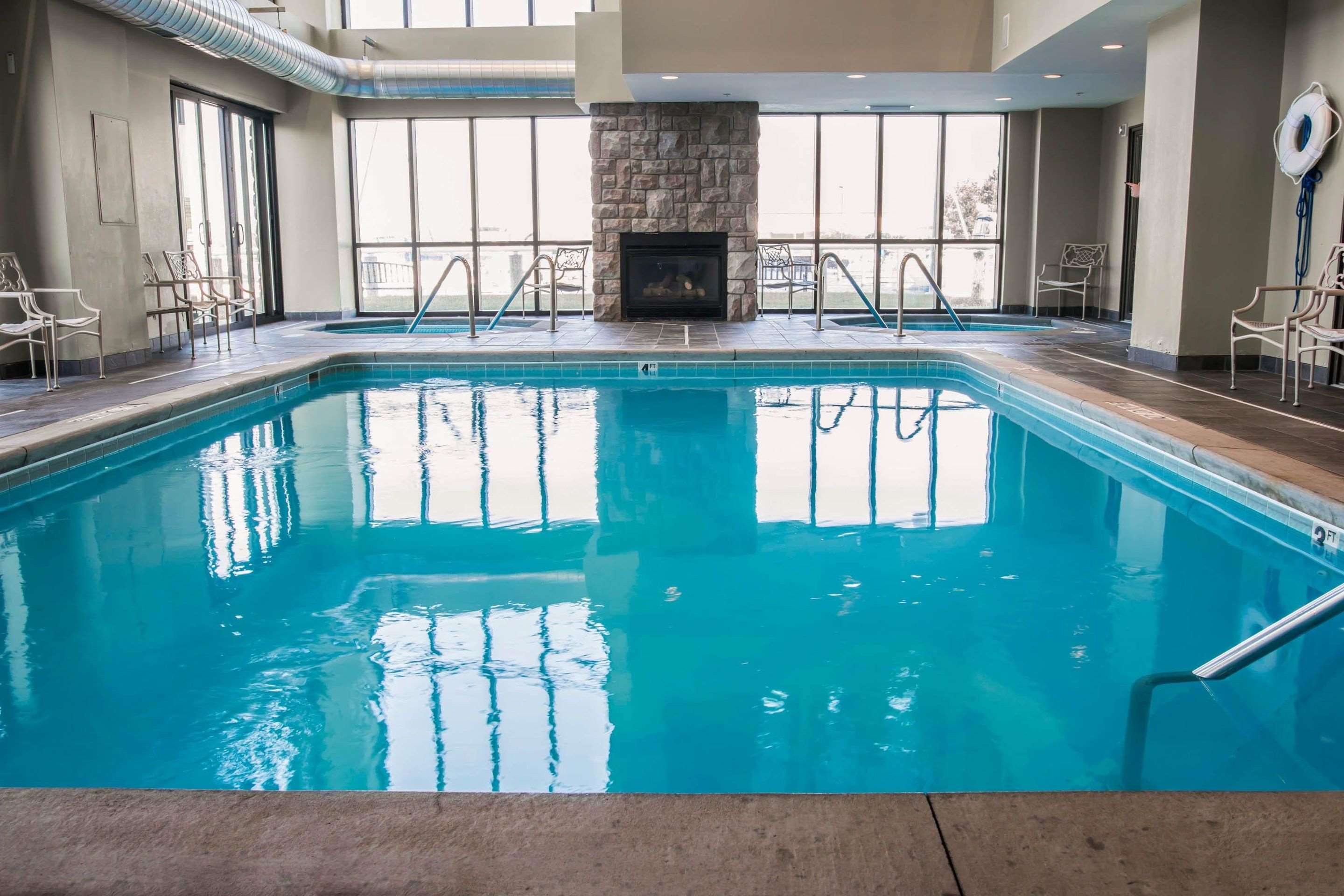 Indoor pool with two hot tubs