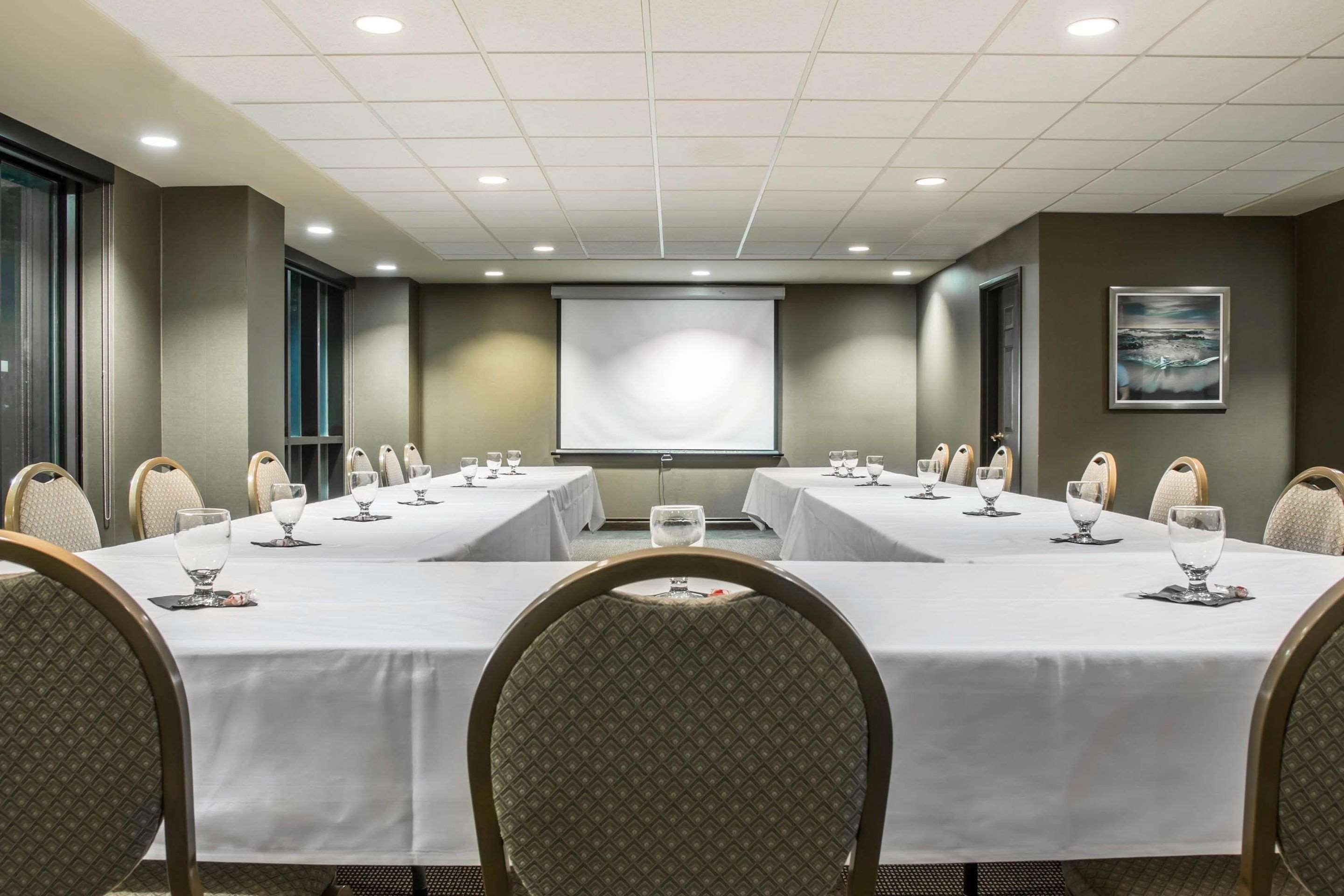 Meeting room with u-shaped setup