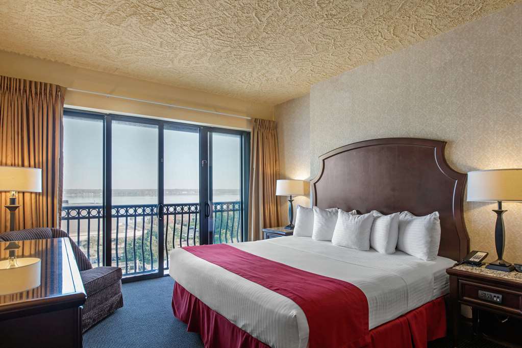 SHORELINE INN & CONFERENCE CENTER A-guestroom-Guest Room,On-Site.jpg