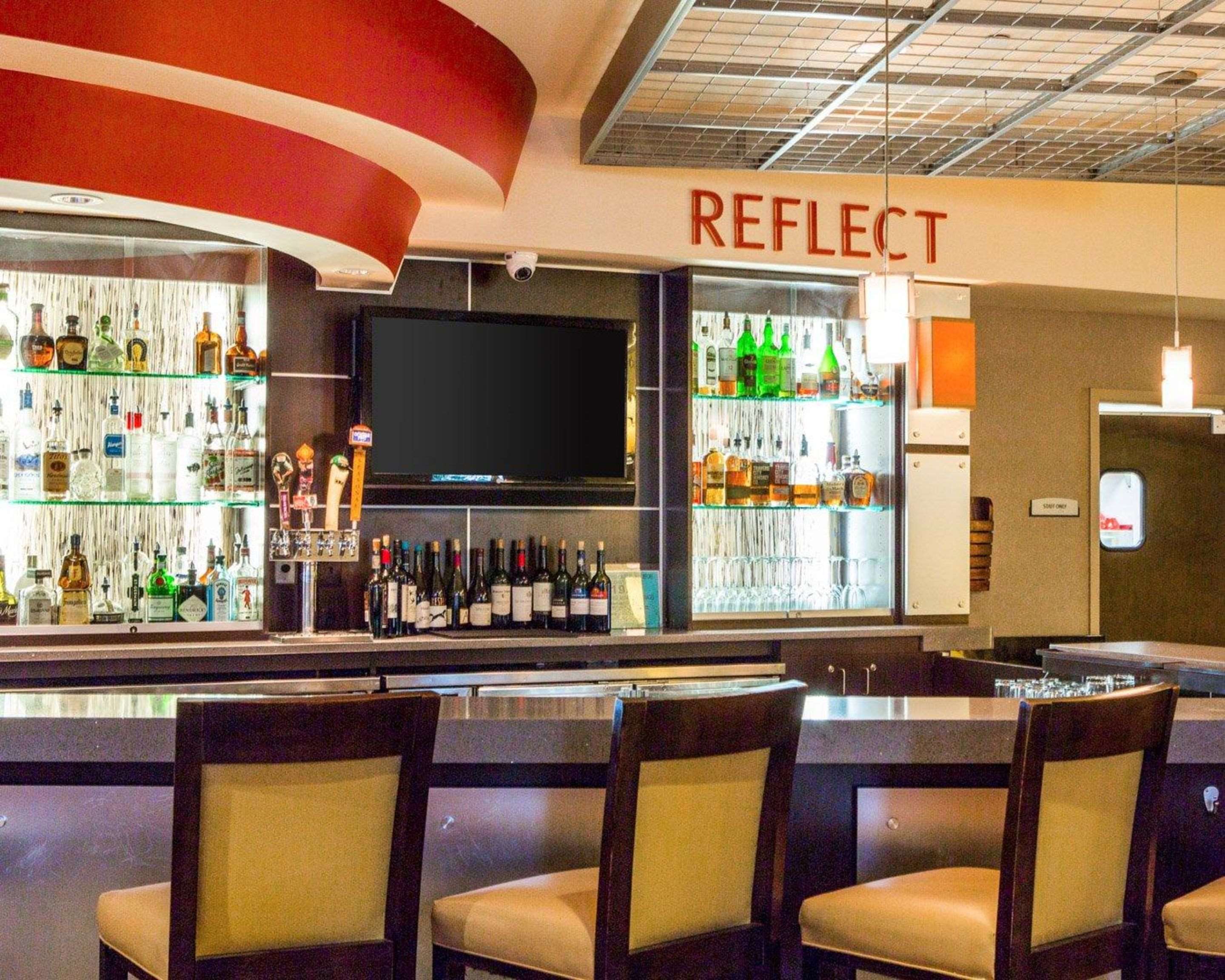 Restaurant and cocktail lounge | Cambria Hotel Traverse City