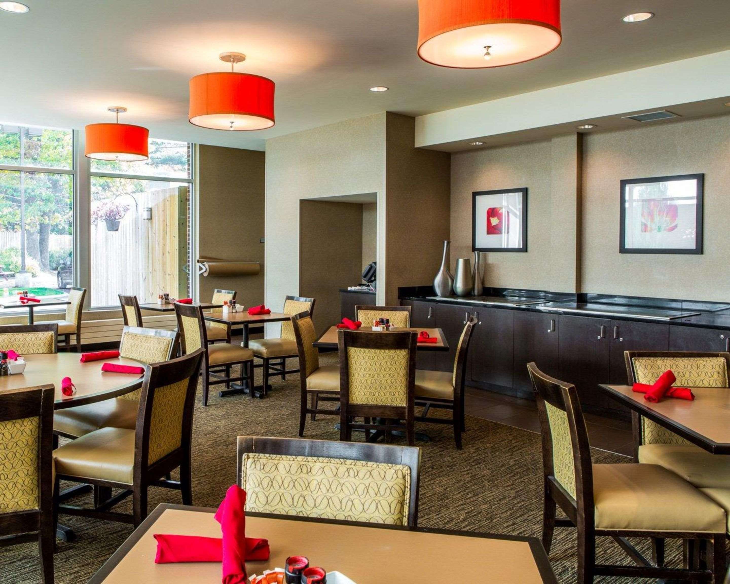 Dining room | Cambria Hotel Traverse City