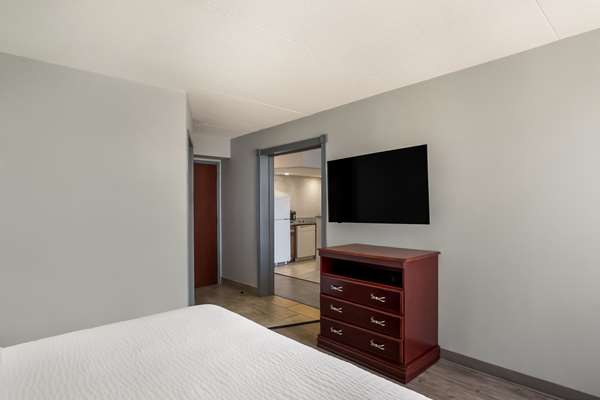 Suite - Clarion Inn & Suites Grand Rapids