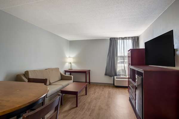 Suite - Clarion Inn & Suites Grand Rapids