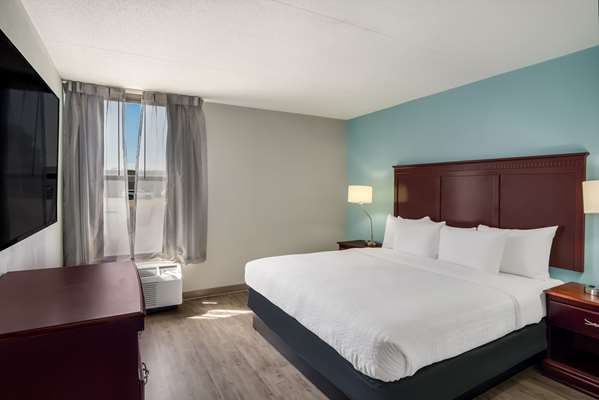Suite - Clarion Inn & Suites Grand Rapids