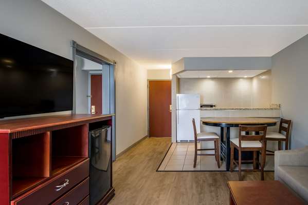 Suite - Clarion Inn & Suites Grand Rapids