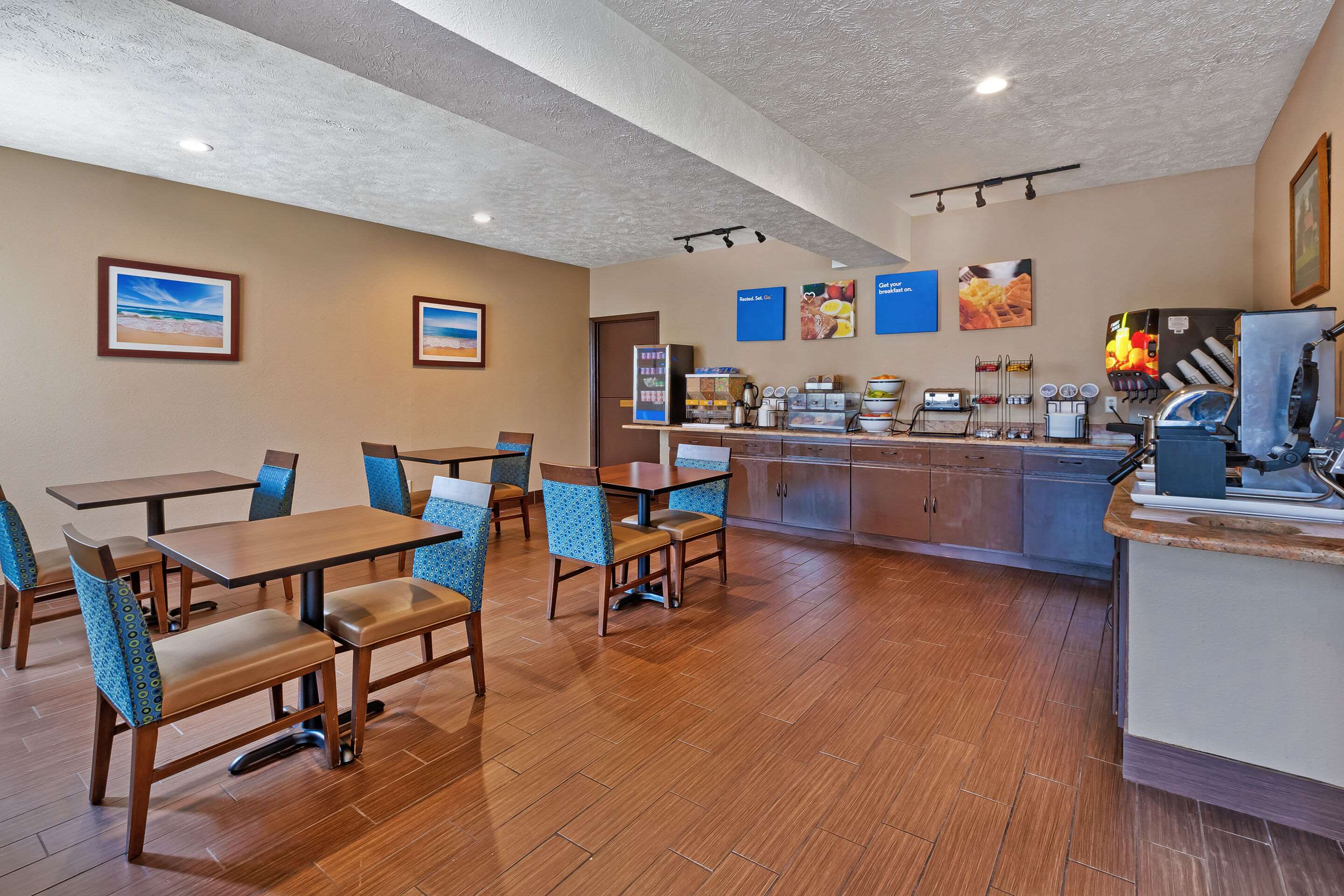 Breakfast area | Comfort Inn Whitehall near Michigan's Adventure