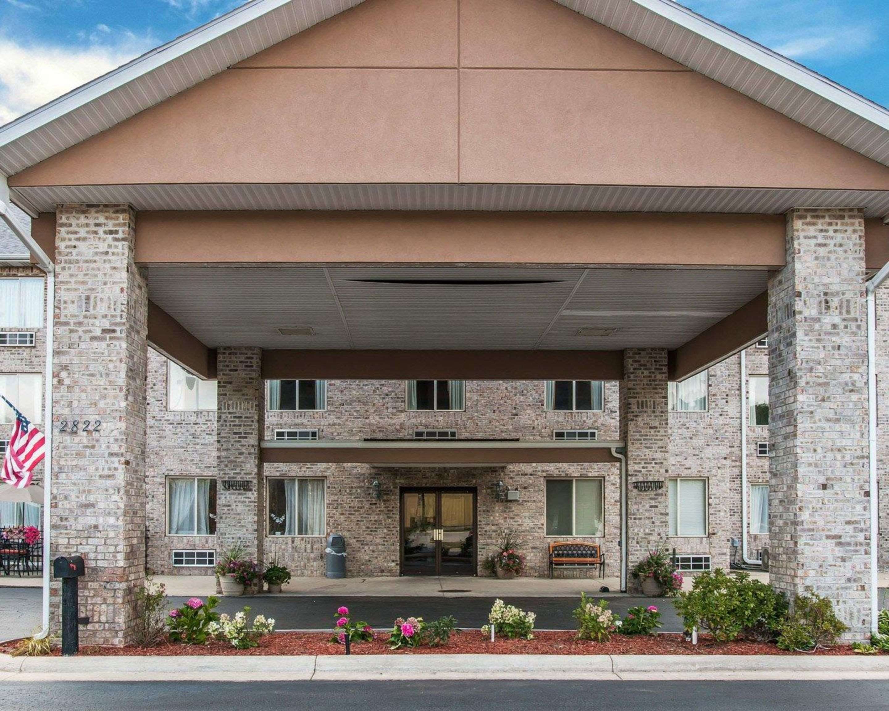 Hotel entrance | Comfort Inn Whitehall near Michigan's Adventure