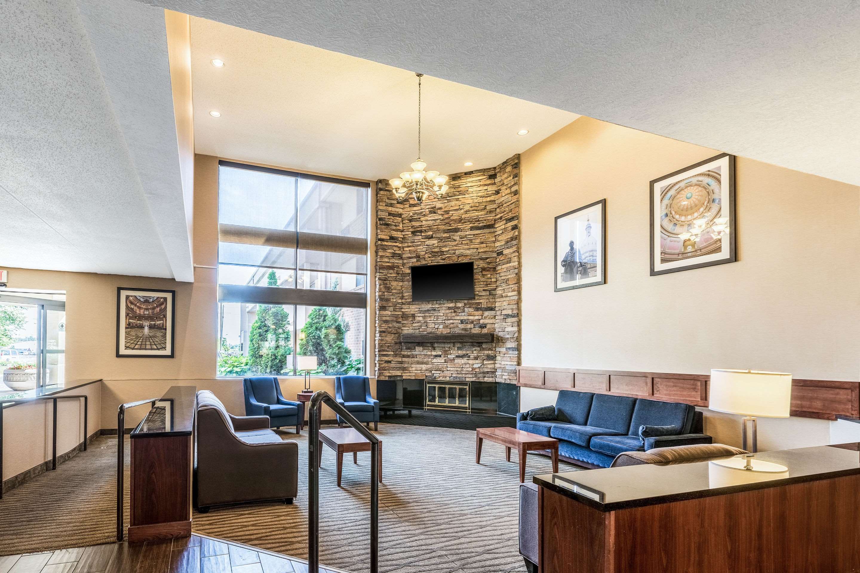 Lobby with sitting area | Comfort Inn