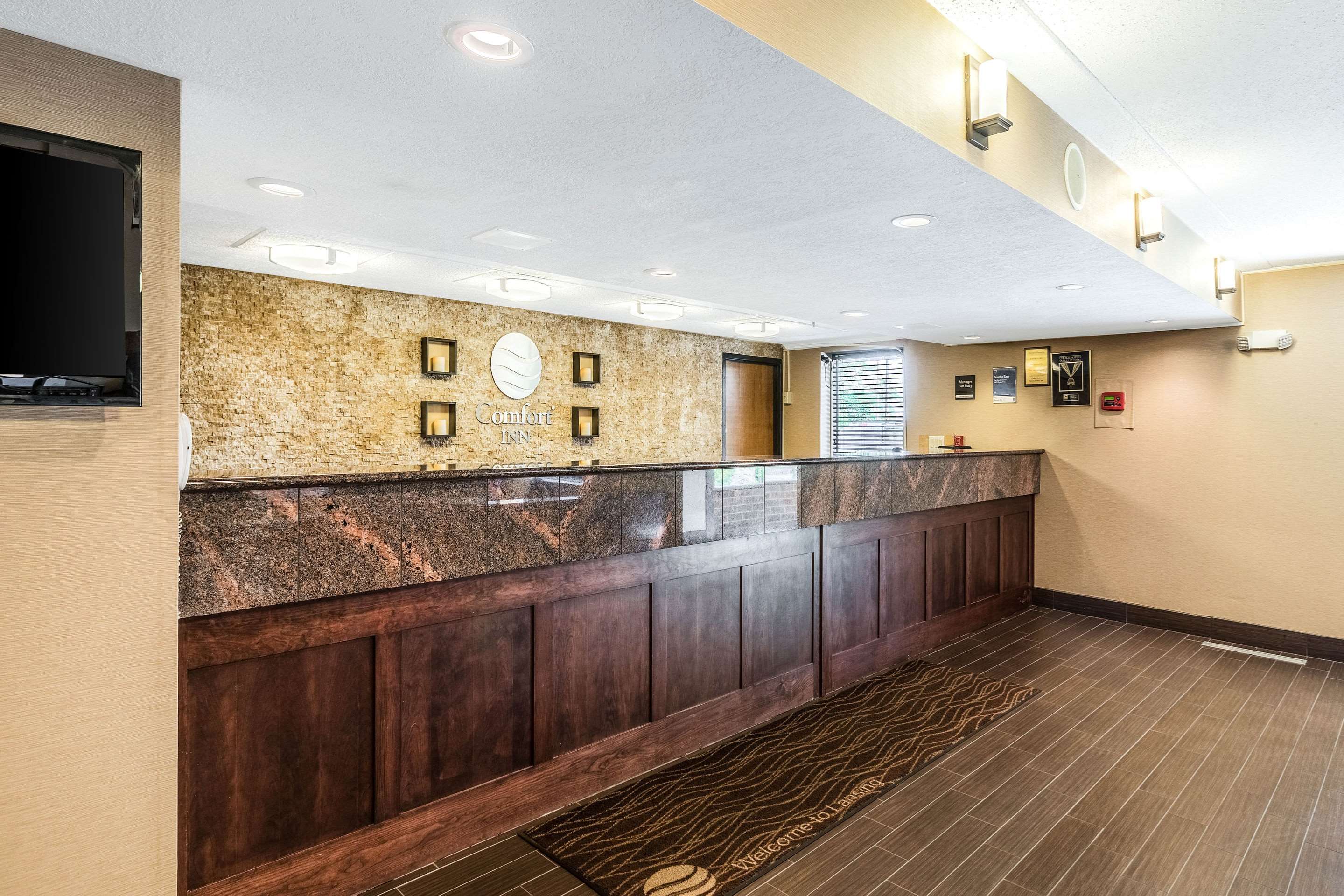 Lobby with sitting area | Comfort Inn