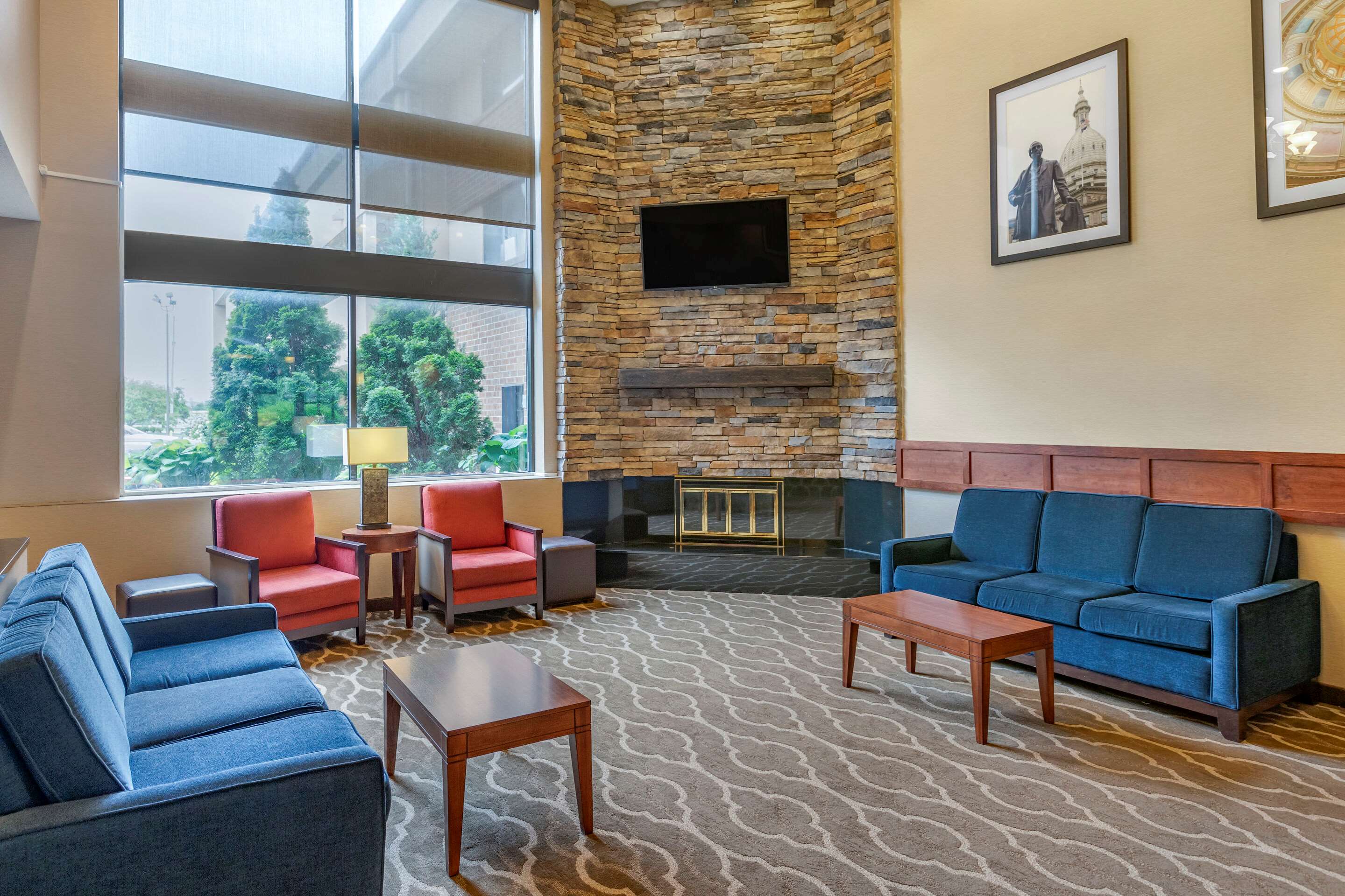 Lobby with sitting area | Comfort Inn