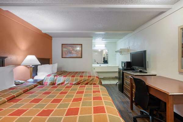  - Rodeway Inn Auburn Hills - I-75, Exit 79