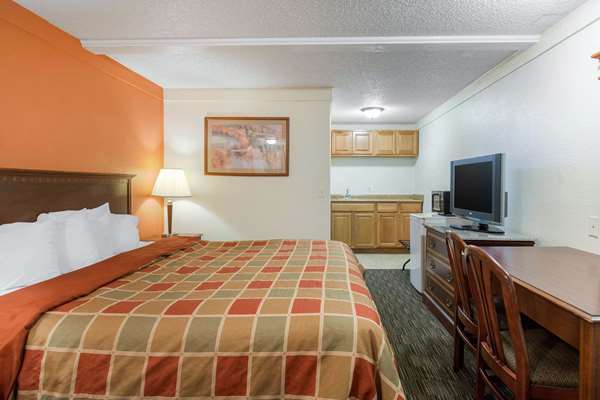  - Rodeway Inn Auburn Hills - I-75, Exit 79