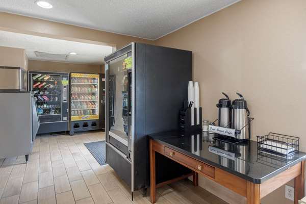  - Rodeway Inn Auburn Hills - I-75, Exit 79