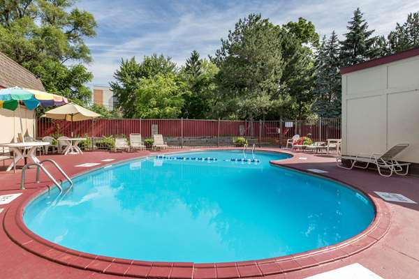Pool - Rodeway Inn Auburn Hills - I-75, Exit 79