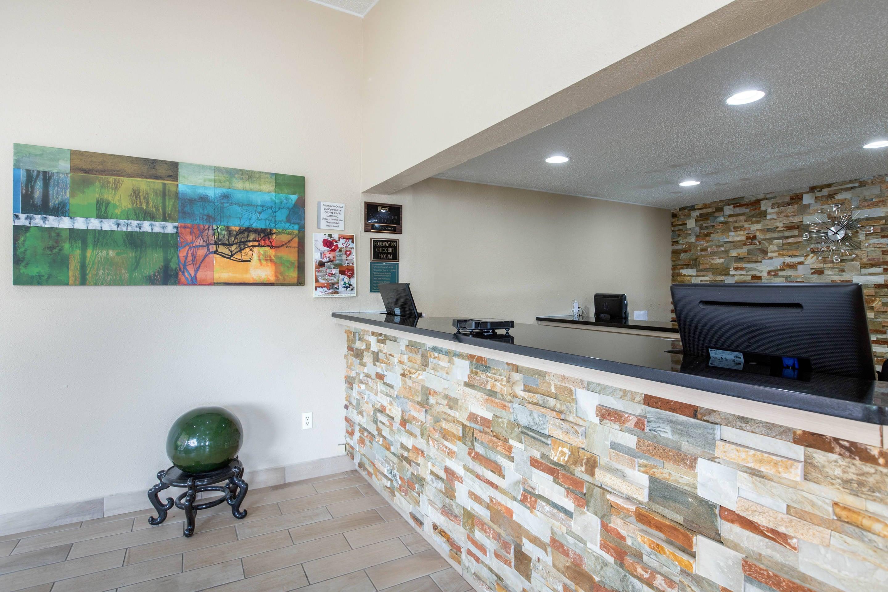 Hotel lobby | Rodeway Inn Auburn Hills