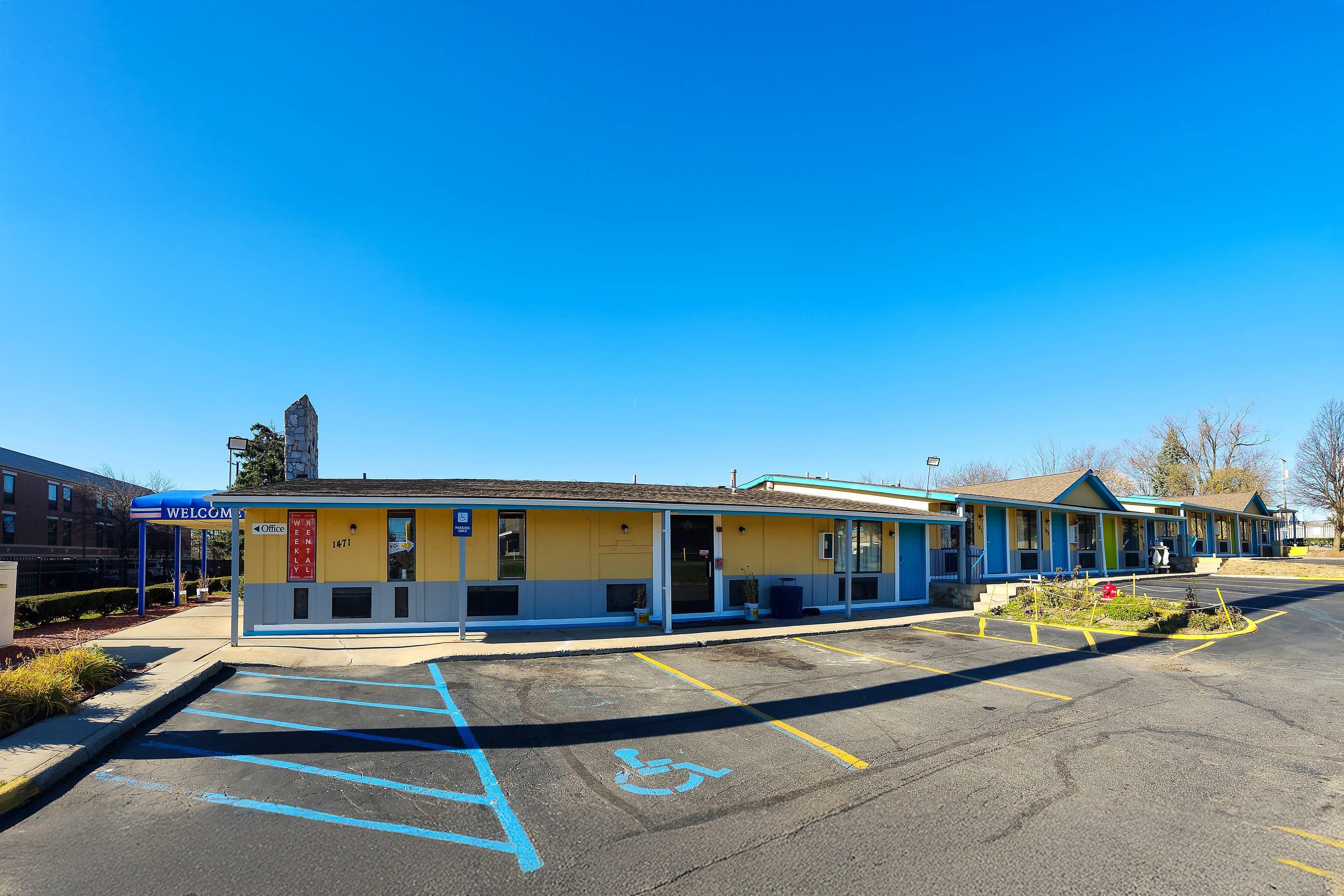 Hotel exterior | Rodeway Inn Auburn Hills