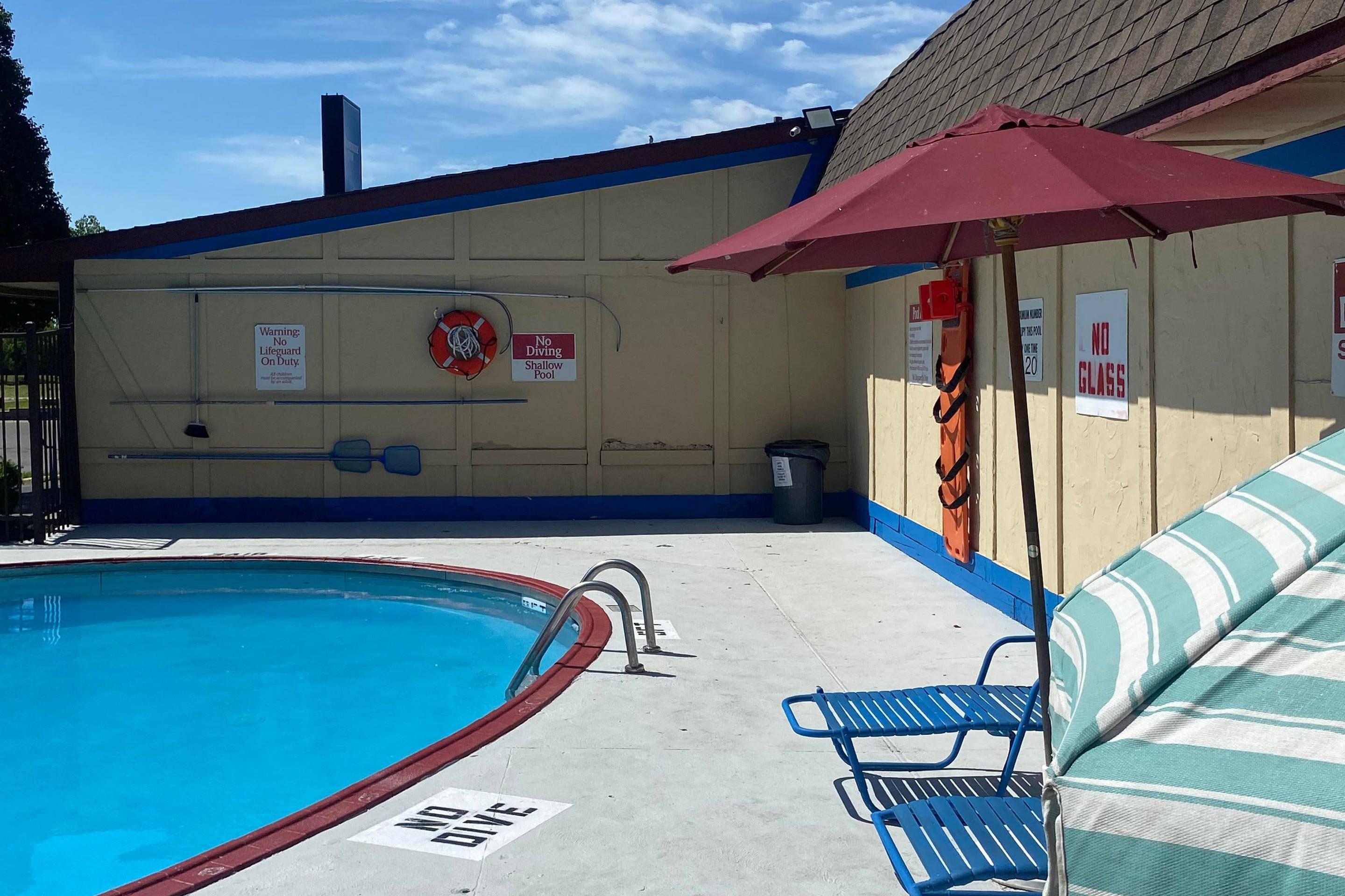 Outdoor pool | Rodeway Inn Auburn Hills