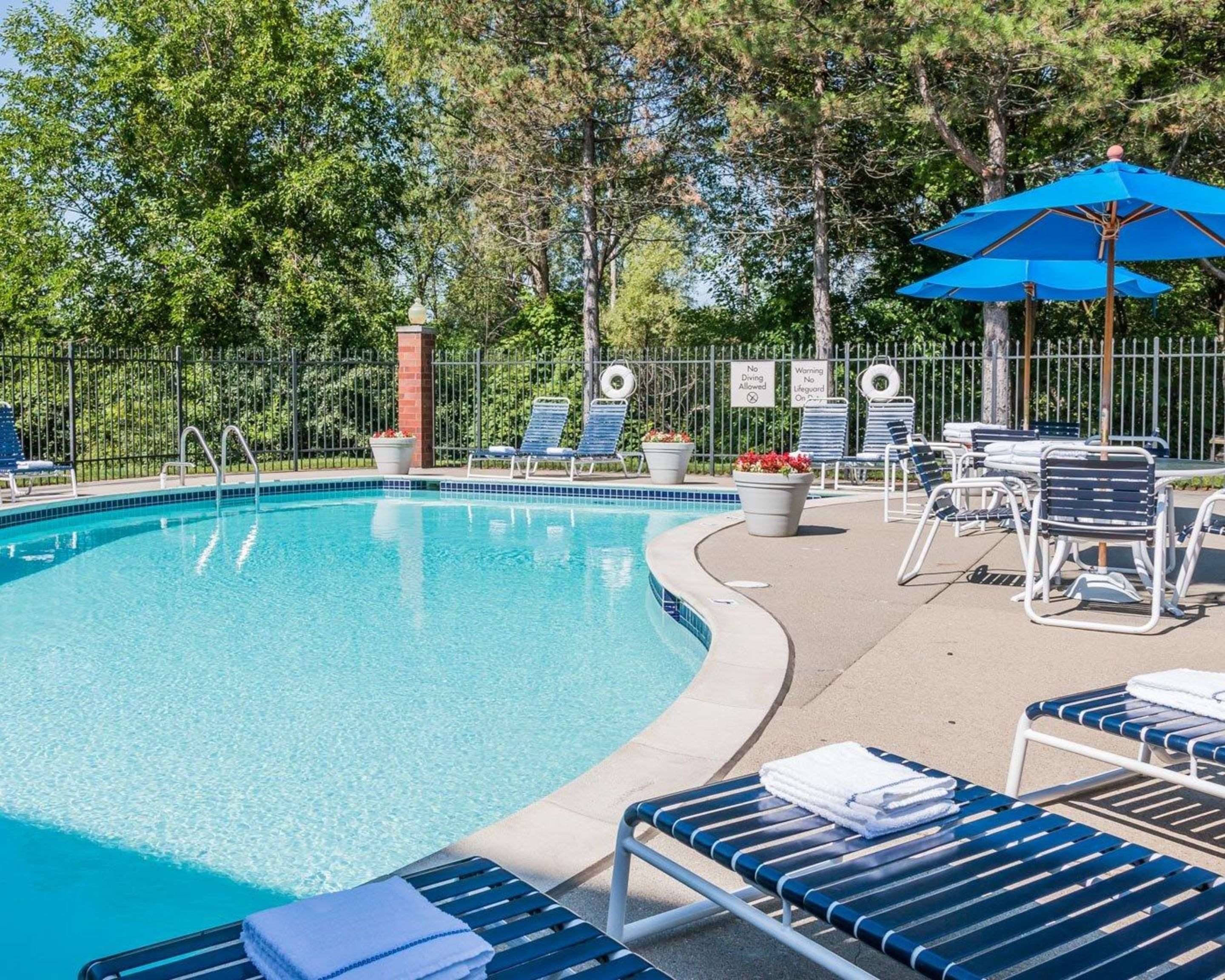 Outdoor pool | Quality Inn