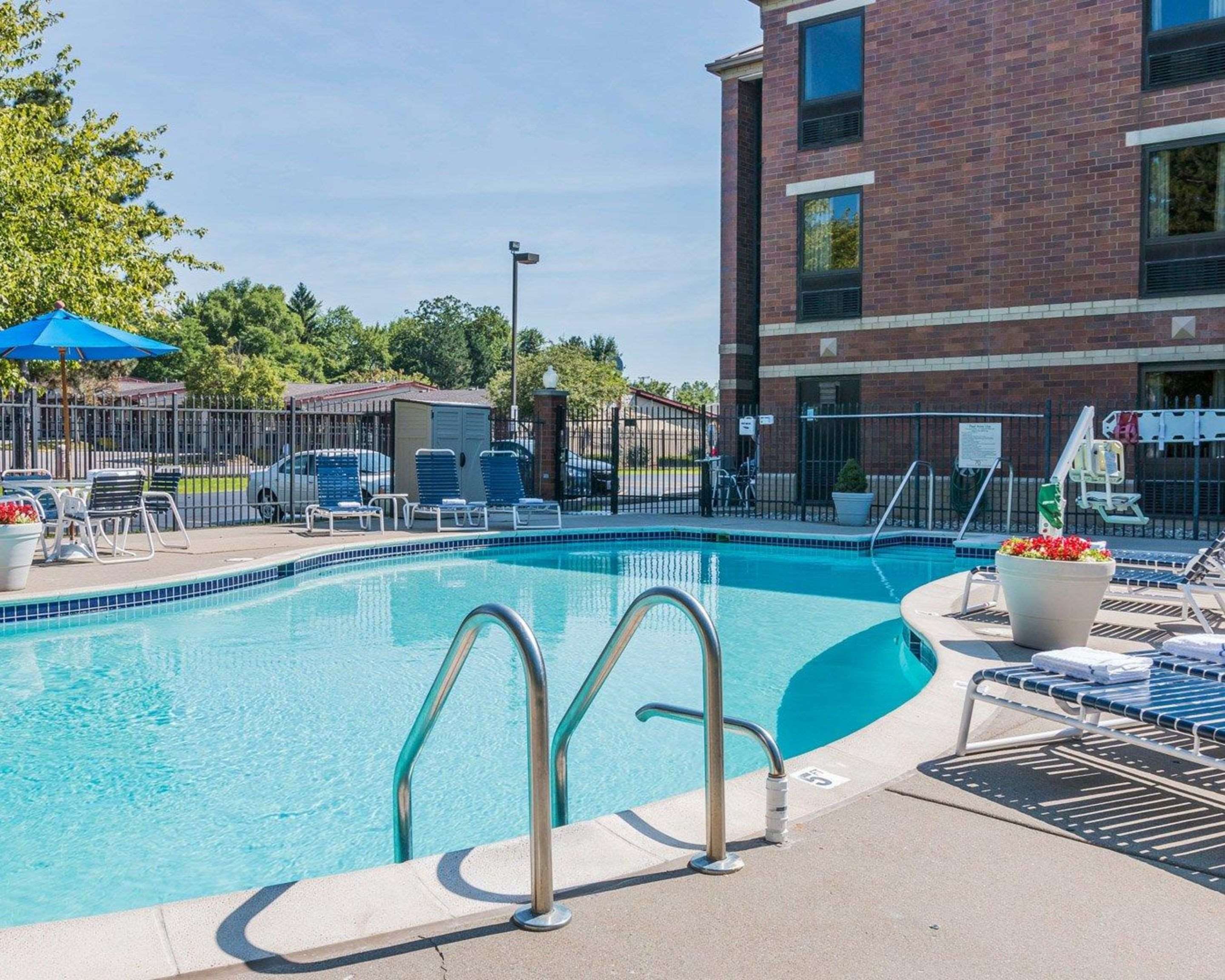 Outdoor pool | Quality Inn
