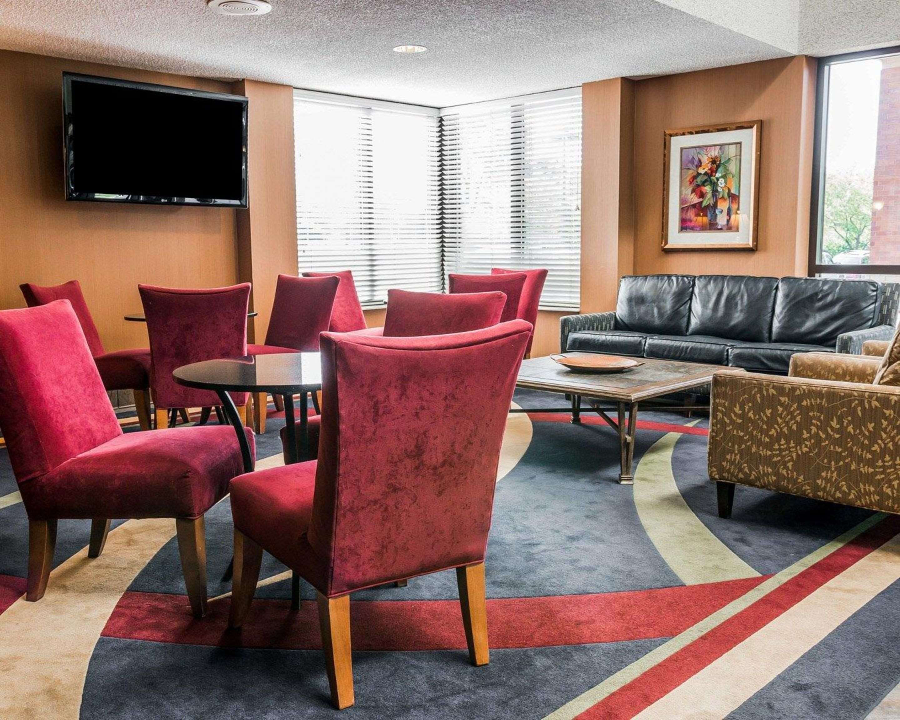 Lobby with sitting area | Quality Inn