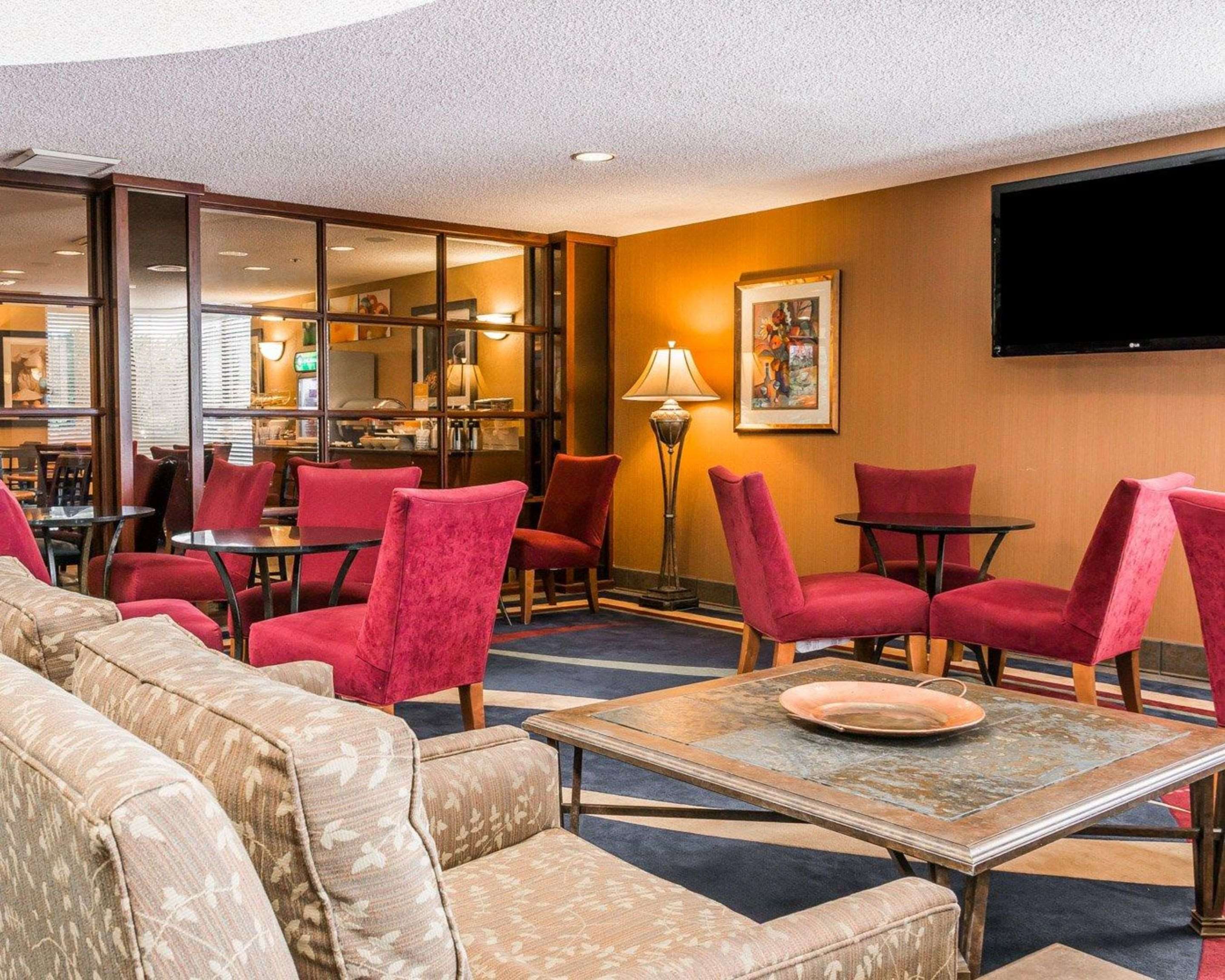 Lobby with sitting area | Quality Inn