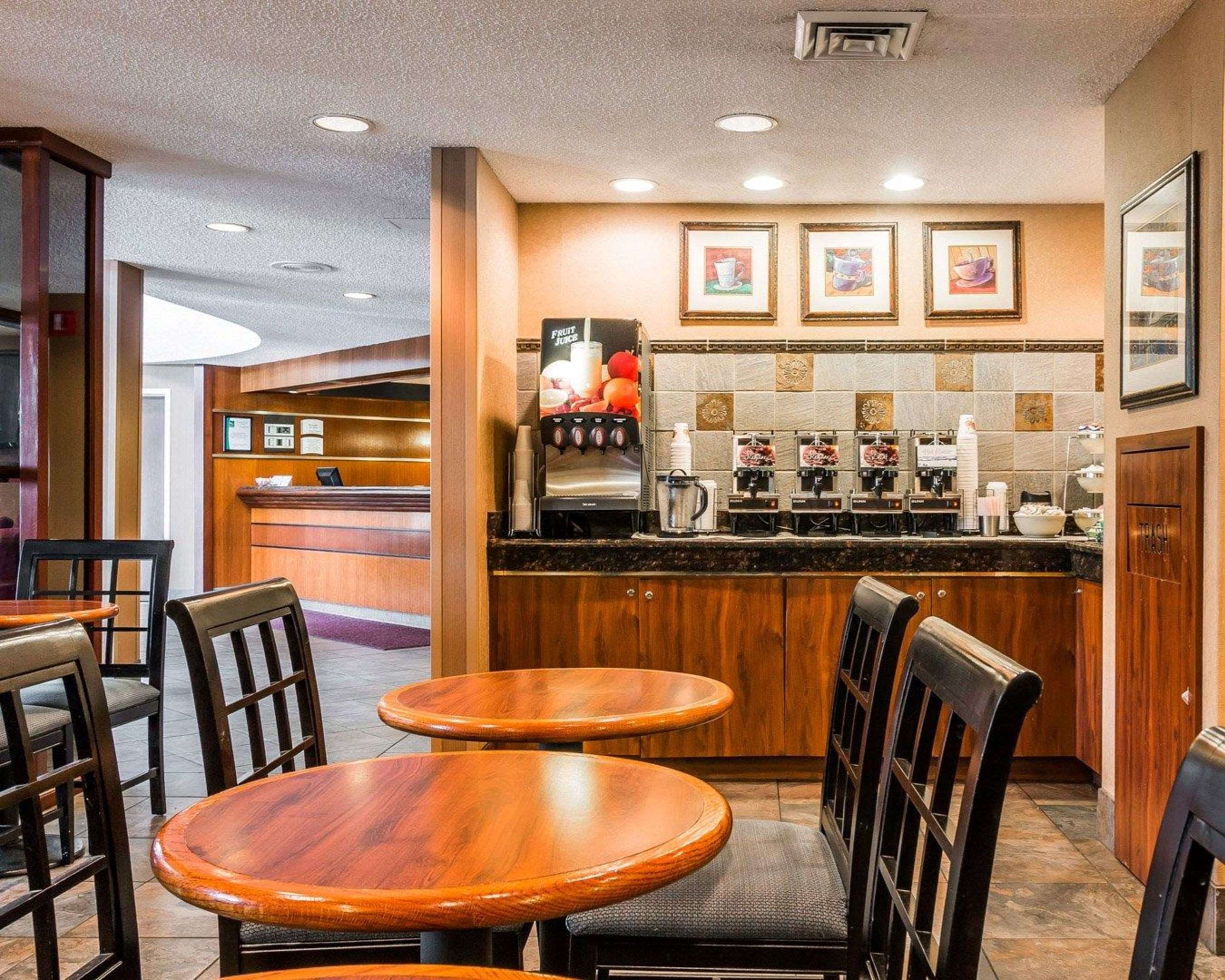 Breakfast area | Quality Inn
